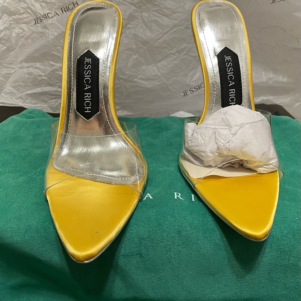 Size: 35 (5) 
Color: Yellow 
$225 original price but asking for $130